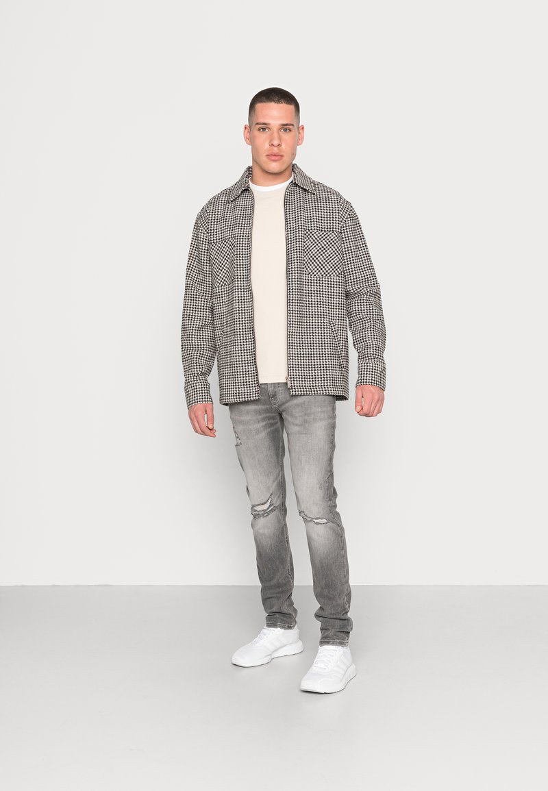 Herren Strickjacken | Calvin Klein Jeans MONOGRAM BADGE WAFFLE TEE Strickpullover eggshell/beige - SV23821 Herren Strickjacken | Calvin Klein Jeans MONOGRAM BADGE WAFFLE TEE Strickpullover eggshell/beige - SV23821