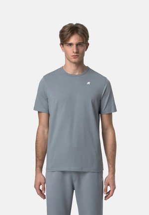 T-shirt atletico grigio con maniche corte, scollatura rotonda e un piccolo logo sul petto. Realizzato in tessuto leggero e liscio.