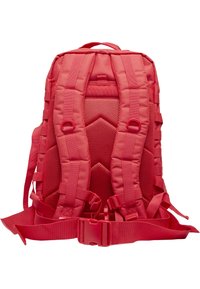 Punainen reppu, jossa on pehmustettu verkkoselkä, säädettävät hihnat ja useita kiinnityspisteitä. Suunniteltu mukavuutta ja käytännöllisyyttä varten.