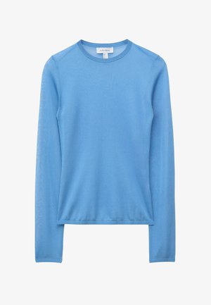 Lichtblauwe trui met lange mouwen en ronde hals, voorzien van geribbelde kraag en manchetten, plat liggend op een witte achtergrond.