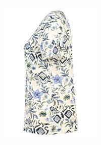 Korte mouw shirt in lichtcrème stof, met een bloemenpatroon in blauw, groen en zwart, met een losse pasvorm en ronde halslijn.