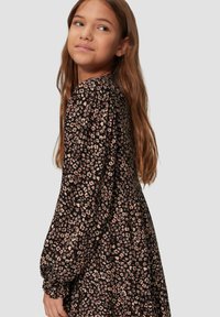 Zwarte jurk met een bloemenpatroon in tinten roze en beige. Lange mouwen met gerimpelde manchetten en een vloeiende silhouet. Zachte stoftextuur.