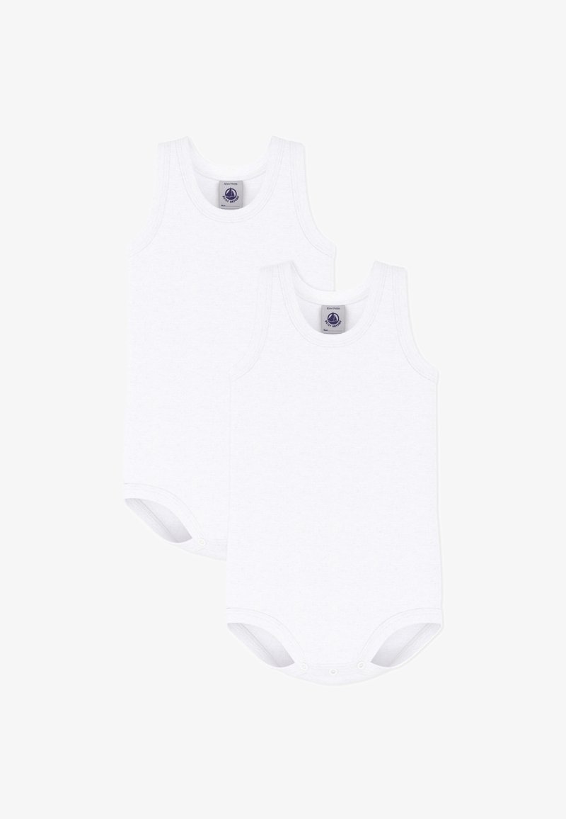 Dos bodies de bebé sin mangas, lisos y blancos, con cierres de presión en la parte inferior, mostrados planos, uno ligeramente detrás del otro.