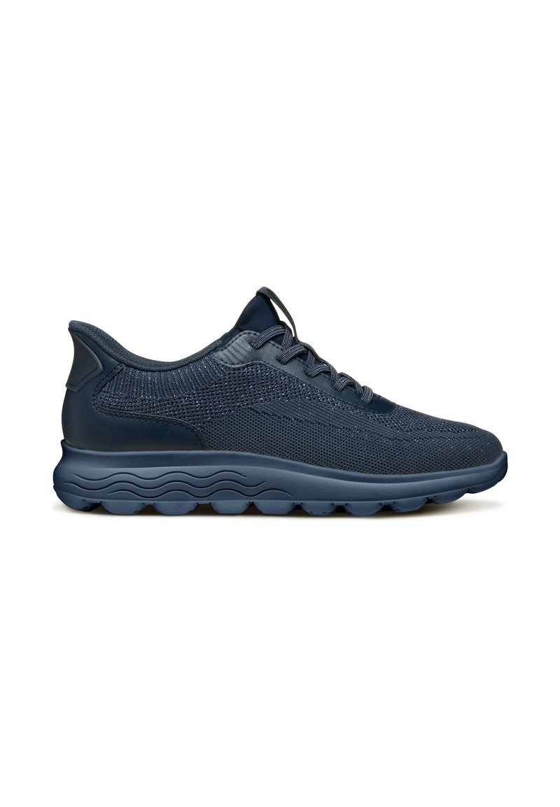 Scarpe sportive blu navy con una tomaia in rete, dettagli testurizzati, punta arrotondata e una suola ammortizzata con motivi a onda per garantire aderenza.