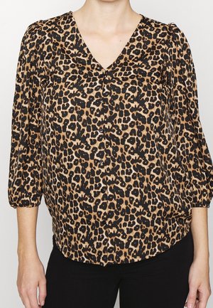 Blusa con estampado de leopardo que presenta un escote en V, mangas largas abullonadas y cierre de botones en tonos negros y marrones sobre una tela suave.