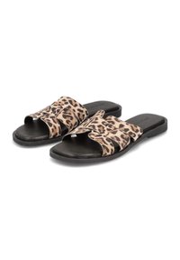 Luipaardprint sleehak sandalen met een gladde textuur, twee brede banden, open teen en een zwarte rubberen zool. Ontworpen voor casual gebruik.