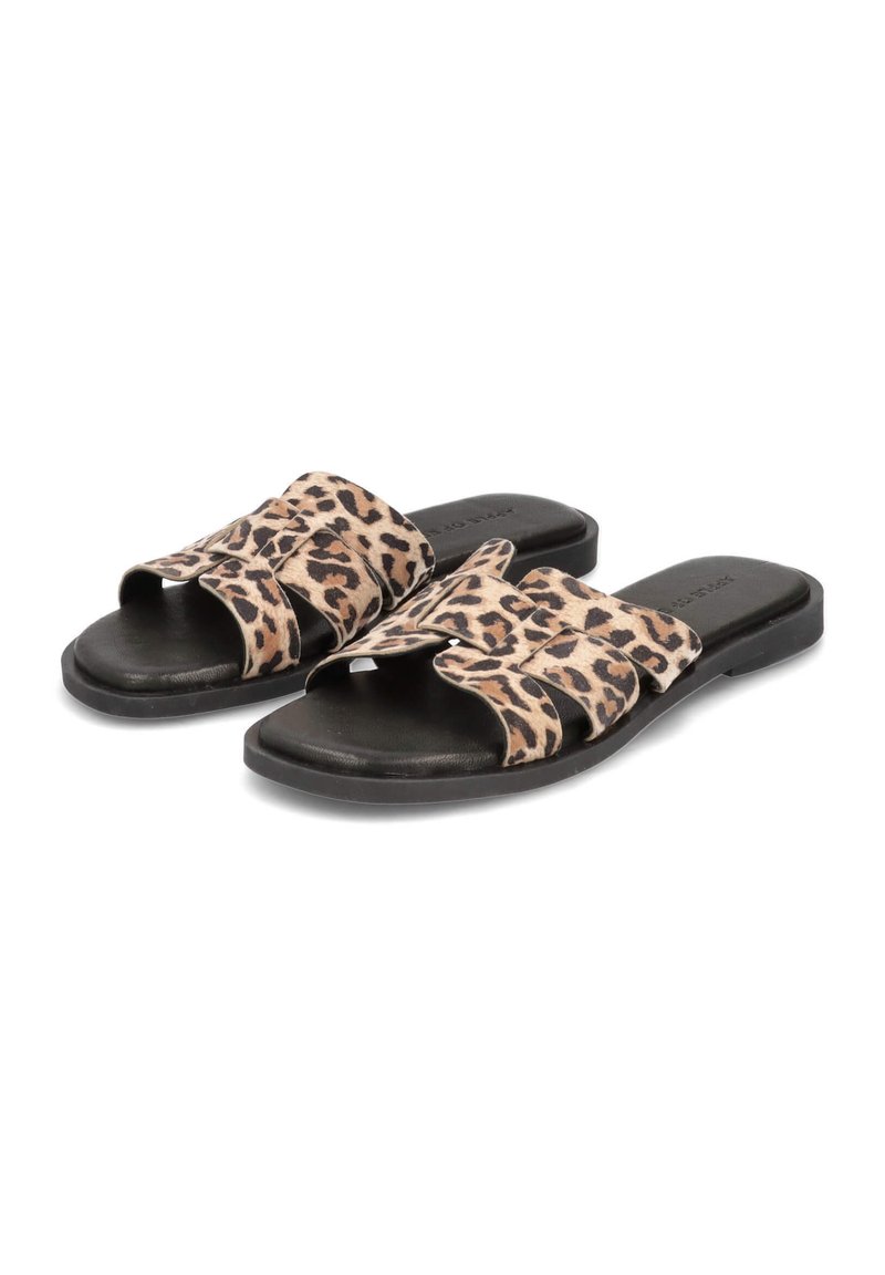 Luipaardprint sleehak sandalen met een gladde textuur, twee brede banden, open teen en een zwarte rubberen zool. Ontworpen voor casual gebruik.