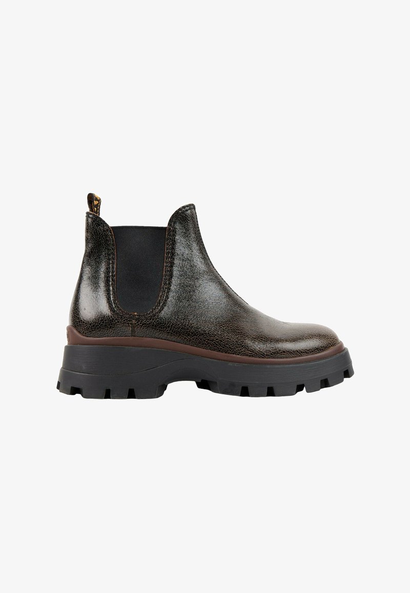 Botte Chelsea en cuir noir avec une semelle épaisse nervurée et un panneau latéral élastique, vue de côté extérieur sur fond blanc.