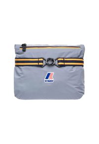 Bolso K-Way gris con superficie texturizada, presenta un cierre de cremallera en la parte superior, una correa a rayas multicolores y un acento circular de hardware negro.