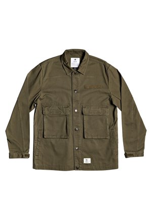 Veste boutonnée vert olive avec deux grandes poches à rabat à l’avant, un col, des manches longues avec des poignets en velcro, et une petite étiquette blanche près de l’ourlet.