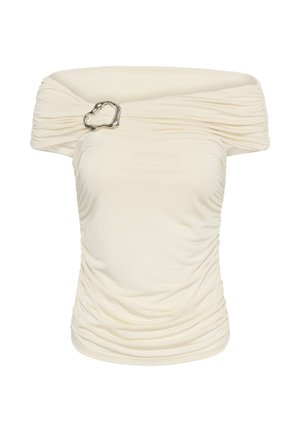 Kreemikas õlgadeta kroogitud pluus hõbedase abstraktse kuju pandlaga kaelusel, kehakuju rõhutav siluett kogutud kangadetailidega.