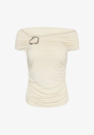 Kremfarvet off-shoulder rucheret top med en sølvfarvet bøjle i abstrakt form på halsudskæringen, tætsiddende silhuet med detaljer af samlet stof.
