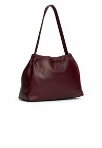 Bordeaux læder håndtaske med en blød, sammenkrøllet top, en enkelt skulderrem og en glat overflade. Rundet form, minimalistisk design.