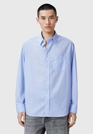 Camisa de botones de manga larga azul claro con rayas verticales, un bolsillo en el lado izquierdo del pecho y un cuello clásico. Compuesta de una tela suave.