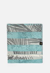 Textiel handdoek met teal en grijze strepen, voorzien van een palmbladpatroon en een franjerand. Gemaakt van een zacht, absorberend materiaal.