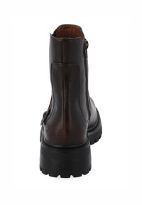 Stivale alla caviglia in pelle marrone con zip laterale, superficie testurizzata, suola nera robusta e piccolo dettaglio con cinturino sul tallone.