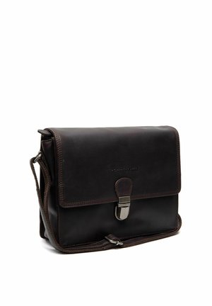 Dunkelbraune Leder-Umhängetasche mit vorderem Schnallenverschluss und verstellbarem Schultergurt, vor weißem Hintergrund gezeigt.