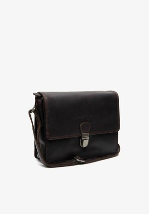 Sac messager en cuir marron foncé avec fermeture à boucle sur le devant et bandoulière réglable, présenté sur un fond blanc.