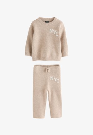 Beiges Strickpullover- und Hose-Set für Kinder, beide mit „NYC“-Schriftzug, bestehend aus einem Pullover mit Rundhalsausschnitt und einer Hose mit Kordelzug.