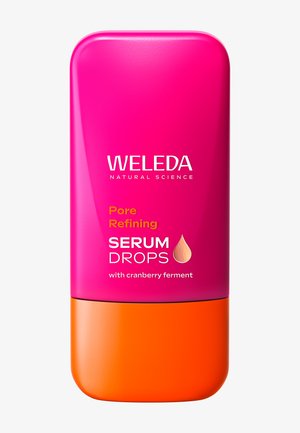 Różowa i pomarańczowa butelka serum porowego Weleda z tekstem. Gładki materiał, zaokrąglone krawędzie, ze znakiem kropli oraz szczegółami dotyczącymi fermentu żurawinowego.