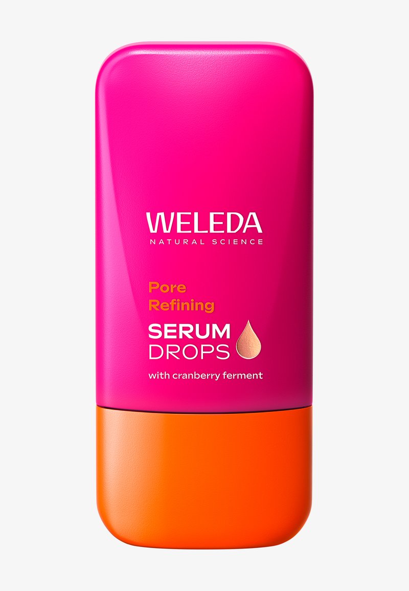 Pink og orange flaske med Weleda Pore Refining Serum Drops med tekst. Glat materiale, afrundede kanter, har et dråbesymbol og detaljer med tranebæremner.