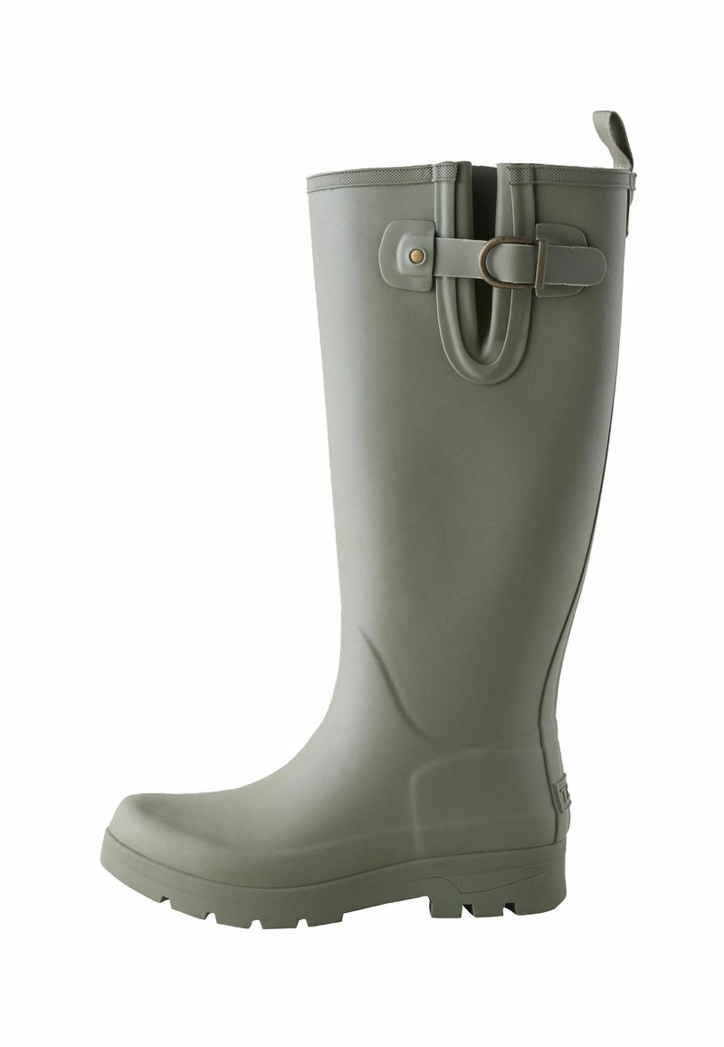 Zelená gumováholenní bota s hladkým povrchem, mírně texturovaný povrch, robustní podrážka a akcent s přezkou po straně.