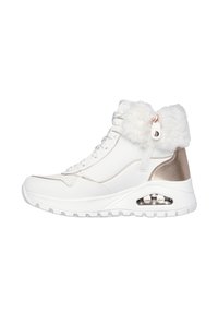 Zapatilla alta con parte superior sintética blanca, detalles en dorado y un cuello esponjoso blanco. Cuenta con una unidad de aire visible en la suela.