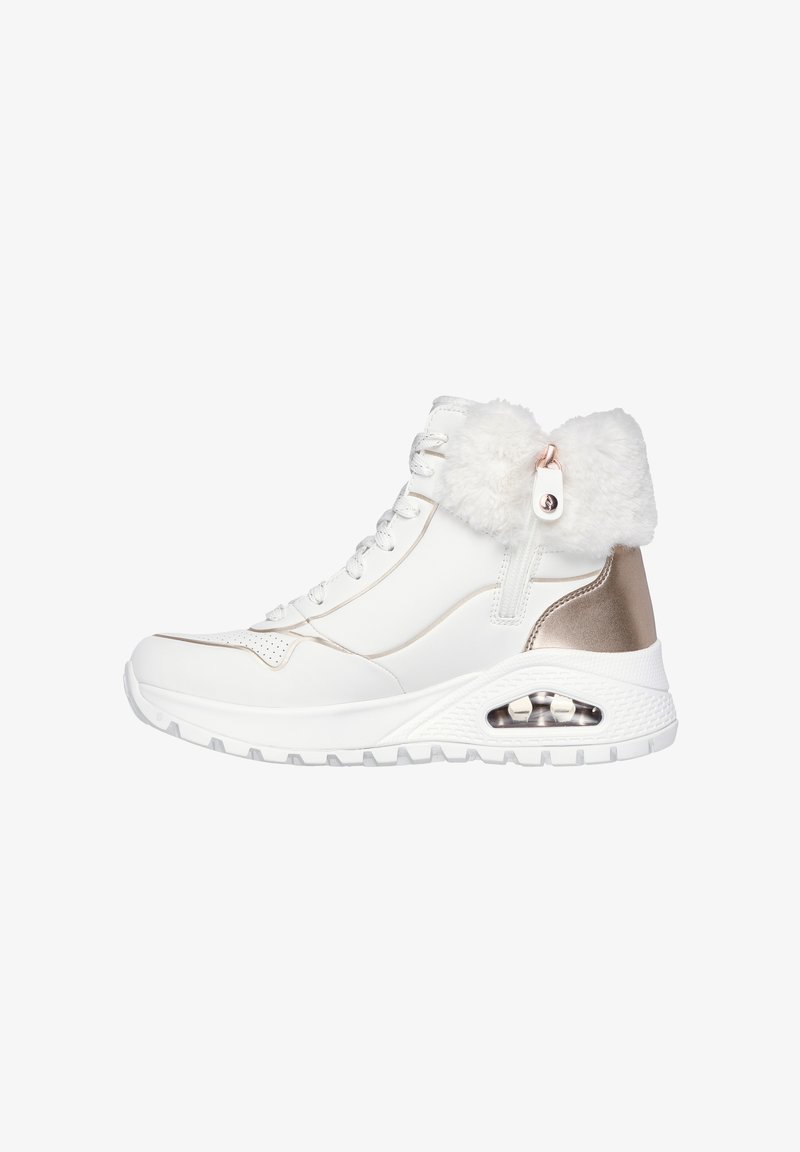 Hoge sneaker met een witte synthetische bovenkant, gouden accenten en een pluizige witte kraag. Heeft een zichtbare luchtunit in de zool.