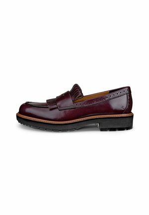 Męskie eleganckie bordowe mokasyny ze skóry z detalem chwostów, ozdobami typu brogue oraz grubą czarną gumową podeszwą.
