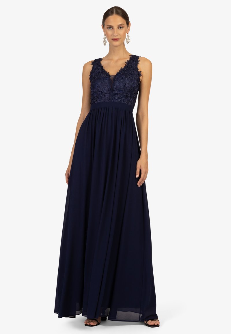Navy blauw maxi-jurk met kant bodice en v-hals ontwerp, met een vloeiende rok en ingewikkelde bloemdetails op de schouders.