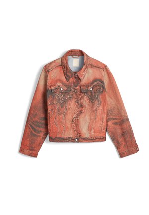 Rød denimjakke, cropped stil, med forlommer, knaplukning og abstrakte sorte, svungne mønstre på stoffet.