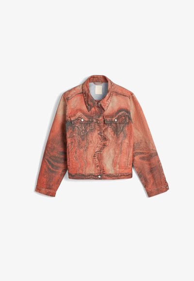 Punainen denim-takki, lyhennetty malli, jossa on etutaskut, napitus ja abstrakteja mustia kieppuvia kuvioita kankaassa.