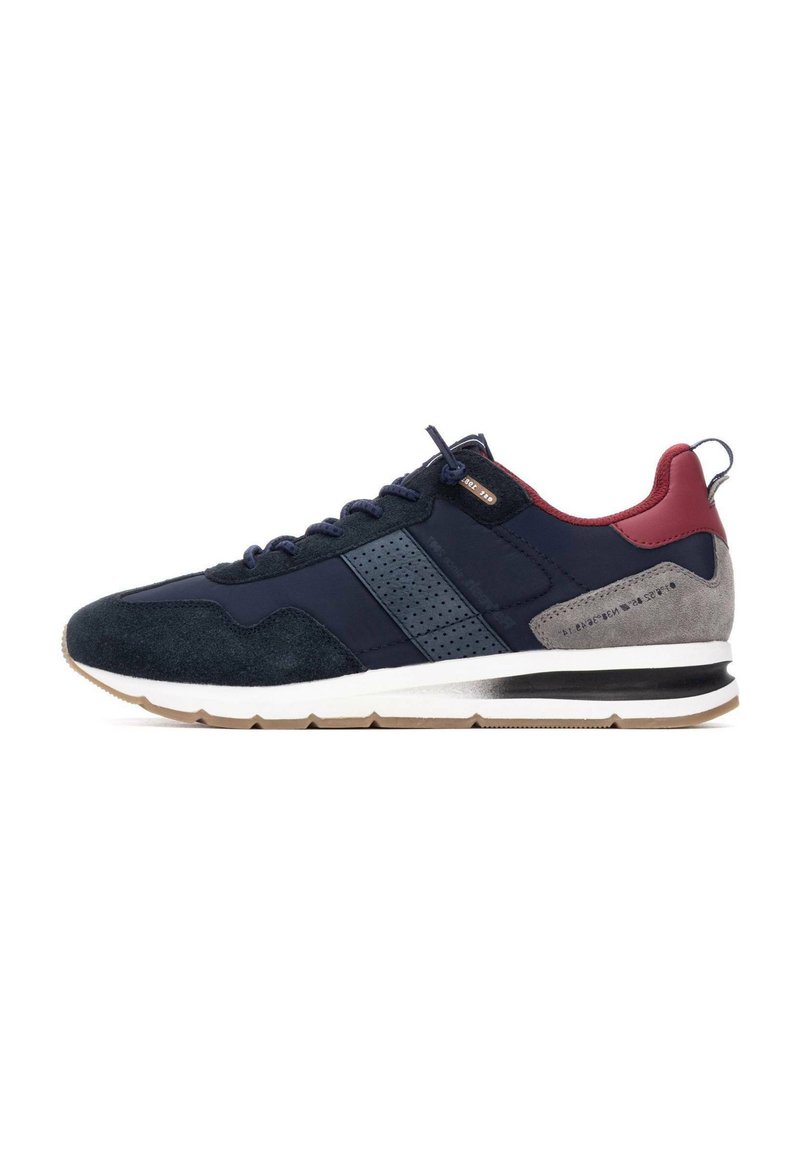 Zapatillas de hombre en ante azul marino y malla, con acentos grises, paneles laterales perforados y una suela blanca con tracción marrón.