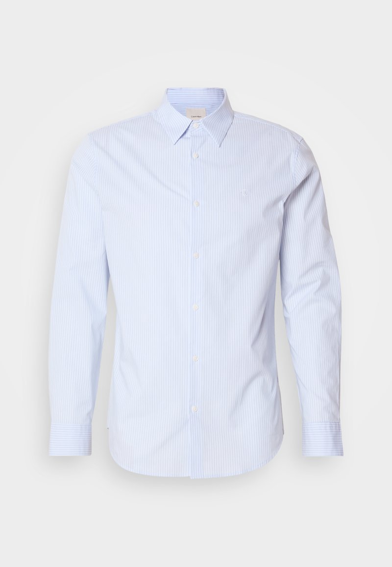 Hellblaues Hemd mit Knopfleiste, dünnen vertikalen Streifen, langen Ärmeln und klassischem Kragen. Mit kleinem Logo auf der Brust.