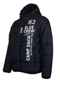 Chaqueta de plumón marina con capucha, con texto y gráficos en blanco, diseño acolchado, cremallera frontal y bolsillos laterales. El texto incluye "CAMP DAVID."