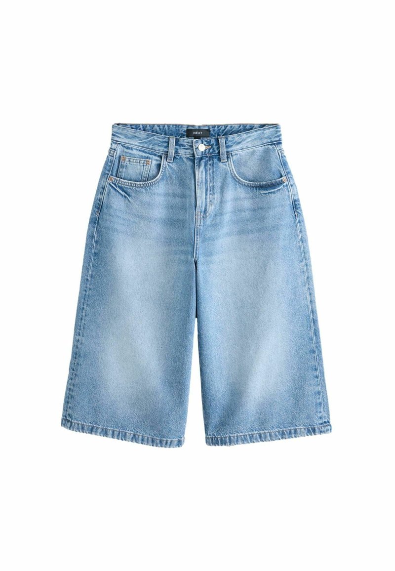 Svetlo modri denim kratki hlače z visokim pasom, širokim krojem in razfrljenim robom. Imajo tradicionalne sprednje žepe in gumb za zapiranje.