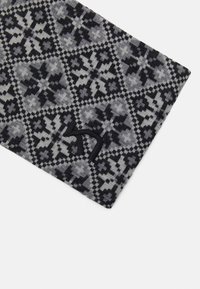 Stickad mönstrad halsduk i grå och svarta nyanser, med en geometrisk design och en framträdande logotyp i mörk brodyr.