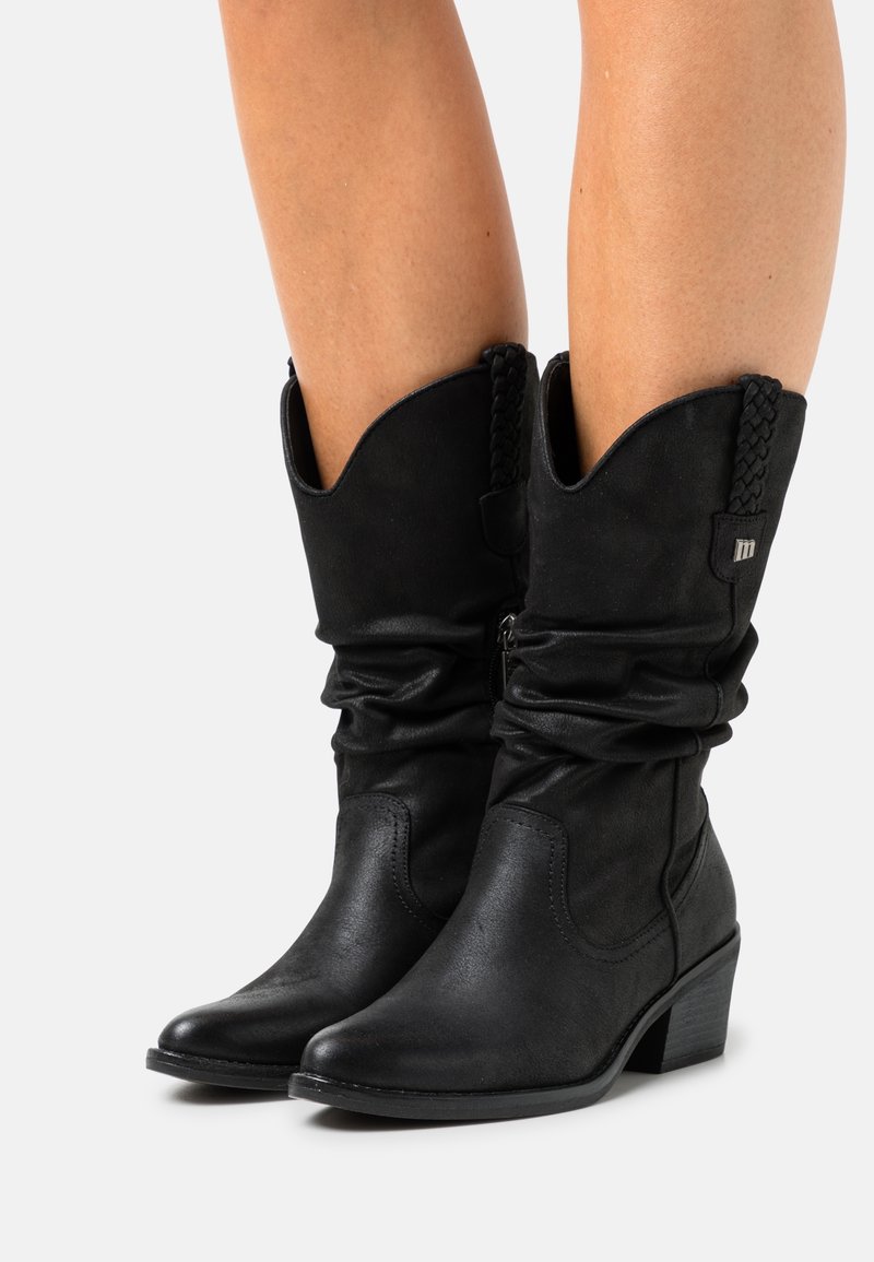 Czarne kowbojskie buty z sztucznej skóry o marszczonym fasonie, z plecionymi akcentami na górze i umiarkowanym obcasie, prezentujące smukły, spiczasty czubek.