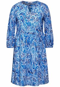 Vestido impreso en azul y blanco que presenta un patrón de paisley, con escote en V y mangas de tres cuartos, hecho de tela ligera con un diseño fluido.
