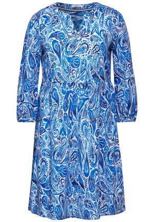 Abito stampato blu e bianco con motivo paisley, scollatura a V e maniche a tre quarti, realizzato in tessuto leggero con un design fluido.