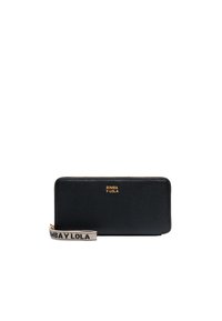 Cartera de cuero negro con una textura suave, logo dorado en la parte frontal y una correa marrón con texto negro. Forma rectangular, cierre de cremallera.