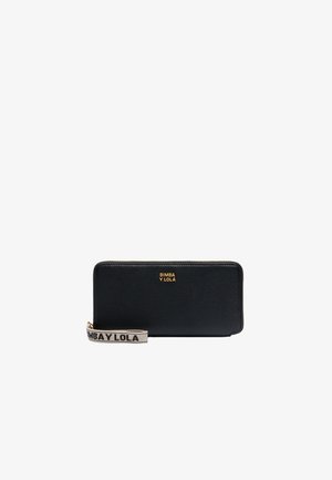 Cartera de cuero negro con una textura suave, logo dorado en la parte frontal y una correa marrón con texto negro. Forma rectangular, cierre de cremallera.