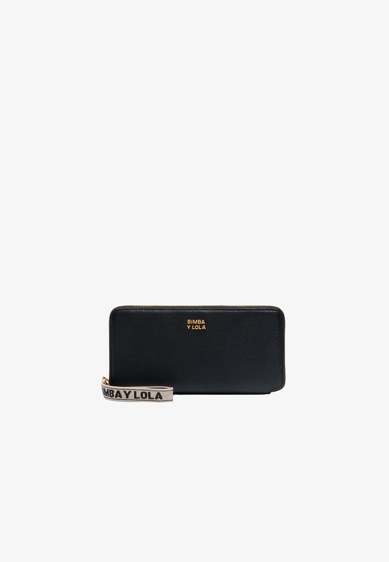 Portafoglio in pelle nera con una texture liscia, logo dorato sulla parte anteriore e una tracolla beige con testo nero. Forma rettangolare, chiusura con zip.