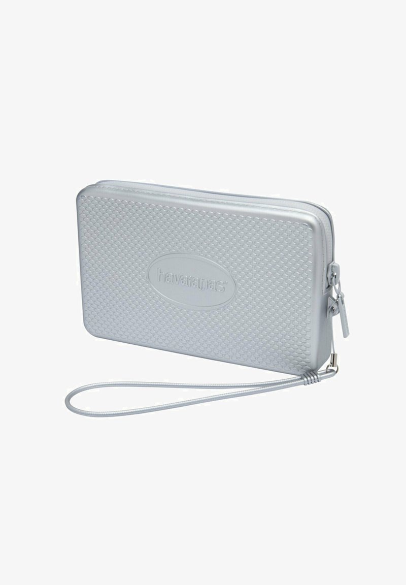 Pochette rectangulaire texturée argentée avec fermeture éclair et logo en relief "havaianas" au centre avant.