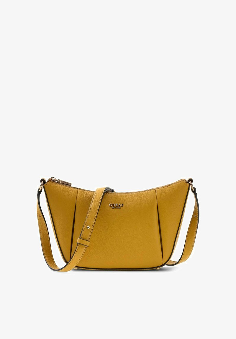 Sac à épaule Guess jaune moutarde avec bandoulière réglable et lettrage logo doré sur surface en cuir texturé.