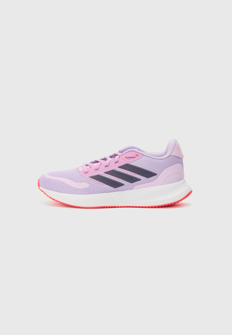 Chaussure de sport violet clair avec un dessus en mesh, des accents roses, trois rayures noires sur le côté et une semelle intermédiaire blanche texturée.
