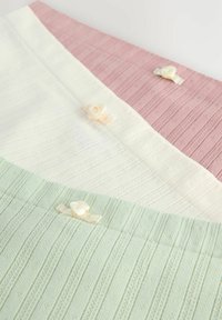 Drie gestructureerde stukjes stof: roze, wit en mintgroen, elk met verticale strepen en kleine lintaccenten die op rozen lijken.