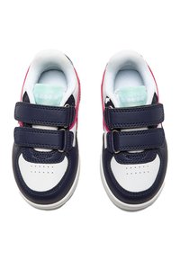 Sneakers blu navy e bianchi con accenti rosa, in pelle liscia, con linguetta in rete, due cinturini in Velcro regolabili e fori rotondi sulla punta.