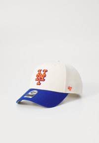 Baseball cap in cream with blue brim. Features orange embroidered 'NY' logo and a red '47' on the side. Structured design, cotton material.