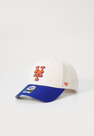 Baseball cap i cremefarvet med blå skygge. Har et orange broderet 'NY' logo og et rødt '47' på siden. Struktureret design, lavet af bomuldsstof.